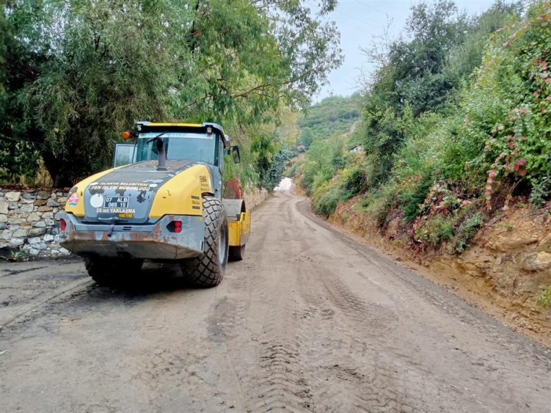 Doğu mahallelerine hizmet yağmuru devam ediyor