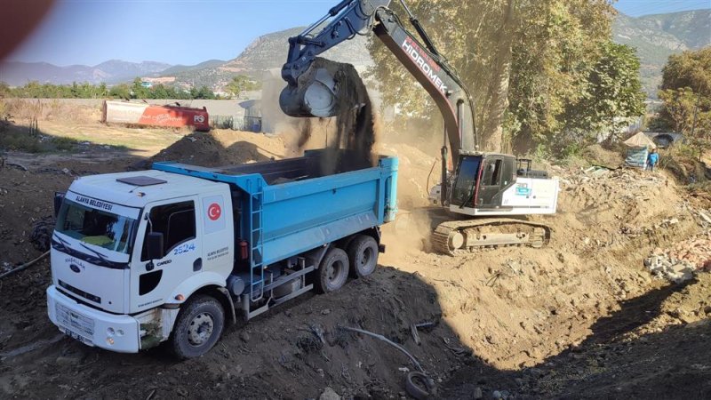 Doğu mahallelerine hizmet yağmuru devam ediyor