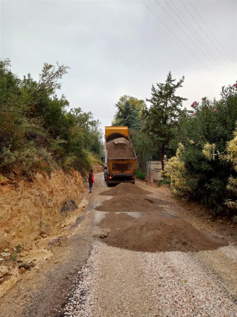 Doğu mahallelerine hizmet yağmuru devam ediyor