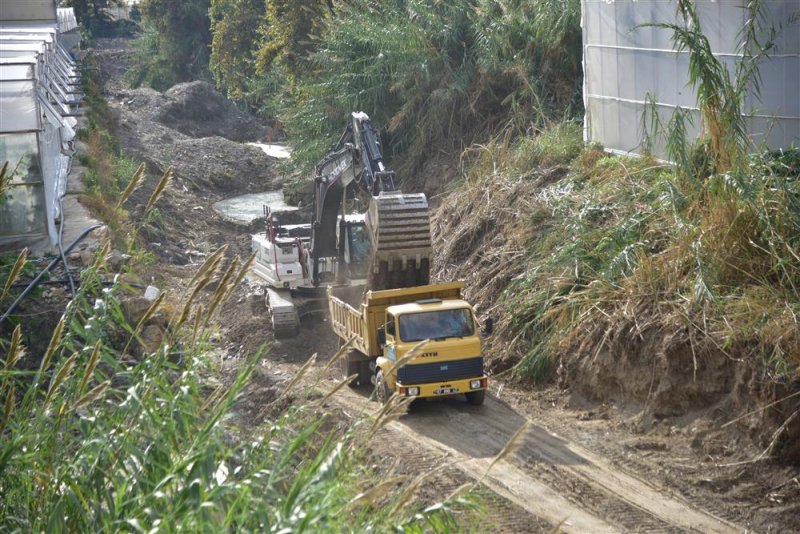 Elikesikte yol payallar’da dere ıslah çalışması devam ediyor