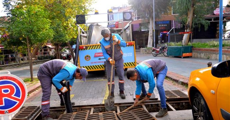 Alanya belediyesi kendi ürettiği araç ile şehirdeki tüm mazgalları temizledi