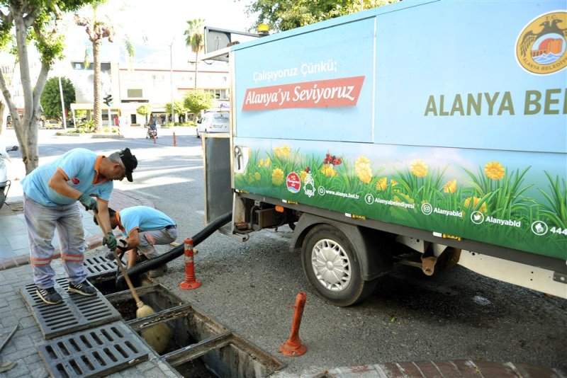 Alanya belediyesi kendi ürettiği araç ile şehirdeki tüm mazgalları temizledi