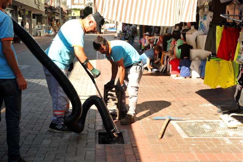 Alanya belediyesi kendi ürettiği araç ile şehirdeki tüm mazgalları temizledi