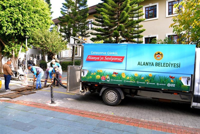 Alanya belediyesi kendi ürettiği araç ile şehirdeki tüm mazgalları temizledi