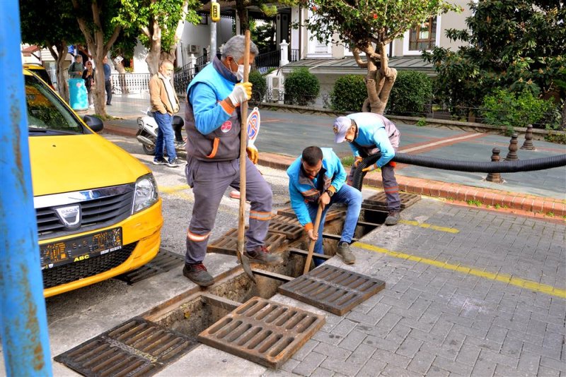 Alanya belediyesi kendi ürettiği araç ile şehirdeki tüm mazgalları temizledi