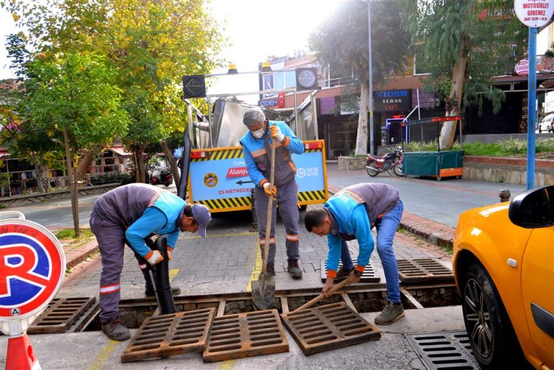 Alanya belediyesi kendi ürettiği araç ile şehirdeki tüm mazgalları temizledi