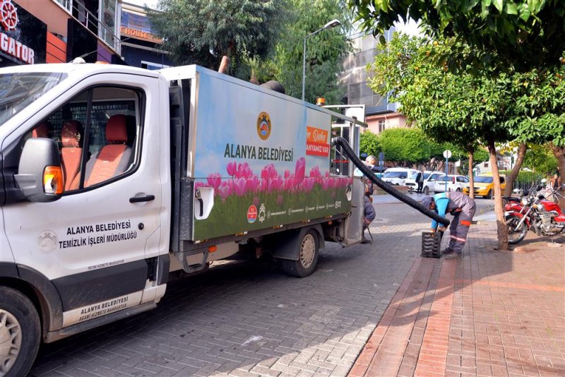 Alanya belediyesi kendi ürettiği araç ile şehirdeki tüm mazgalları temizledi