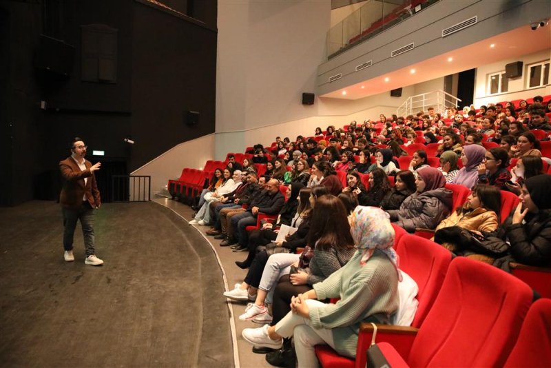 Alanya belediyesi etüt merkezi öğrencilerine taktiklerle paragraf eğitimi