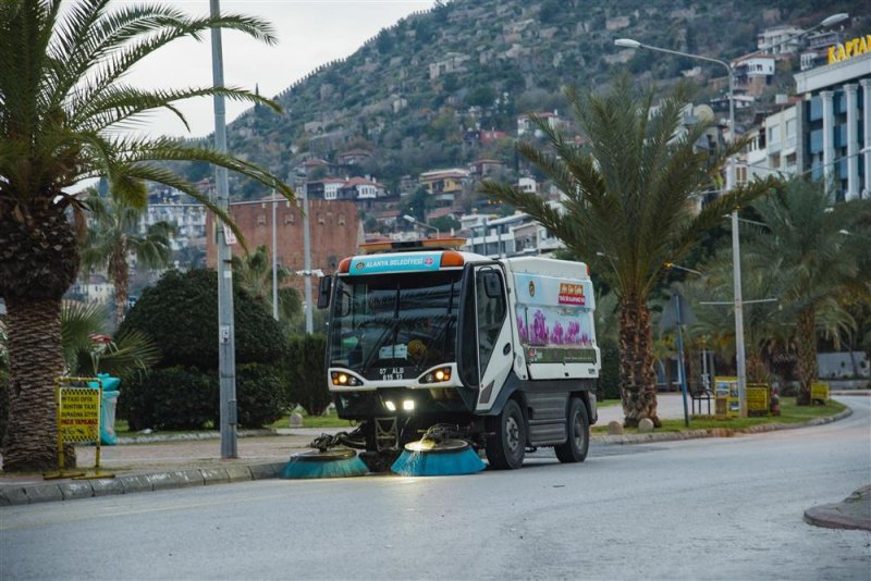 Alanya belediyesi kent temizliğinde 7/24 görevde