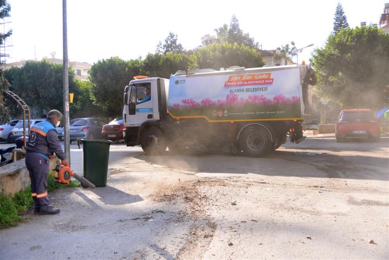 Alanya belediyesi kent temizliğinde 7/24 görevde