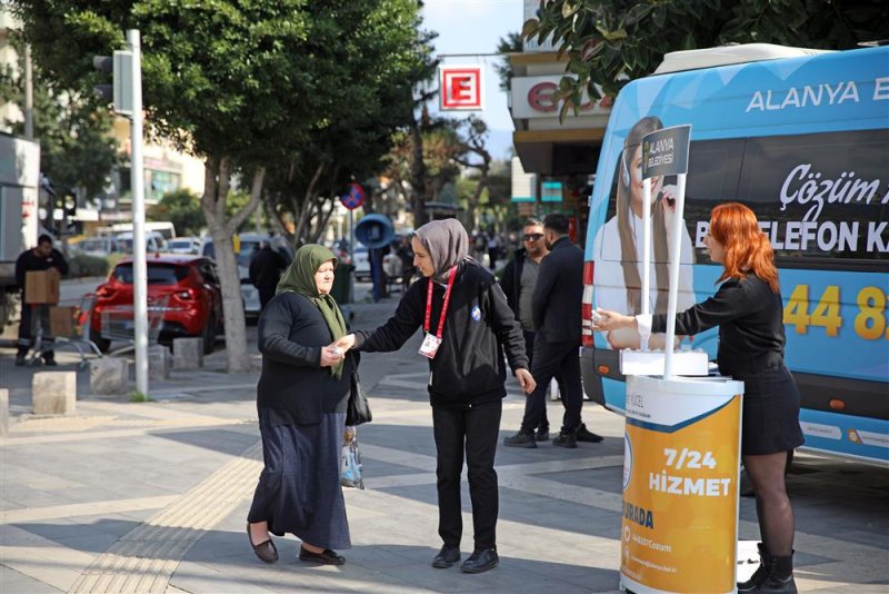 Alanya belediyesi pazar yeri ve camilerde vatandaşlara lokum dağıttı