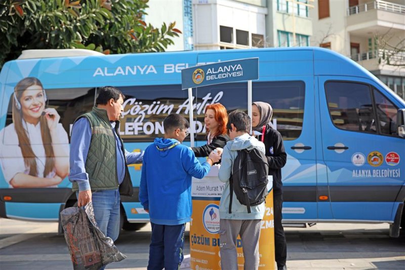 Alanya belediyesi pazar yeri ve camilerde vatandaşlara lokum dağıttı