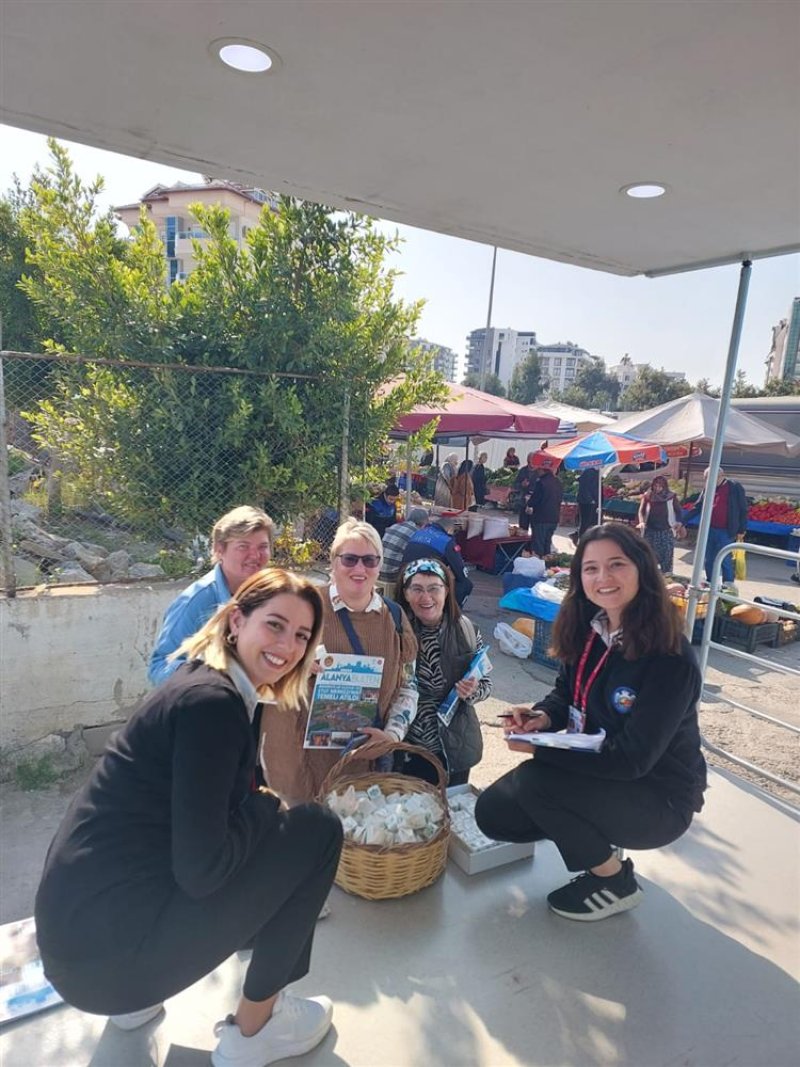 Alanya belediyesi pazar yeri ve camilerde vatandaşlara lokum dağıttı