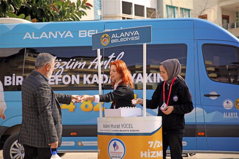 Alanya belediyesi pazar yeri ve camilerde vatandaşlara lokum dağıttı