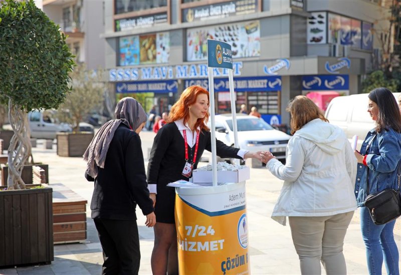 Alanya belediyesi pazar yeri ve camilerde vatandaşlara lokum dağıttı