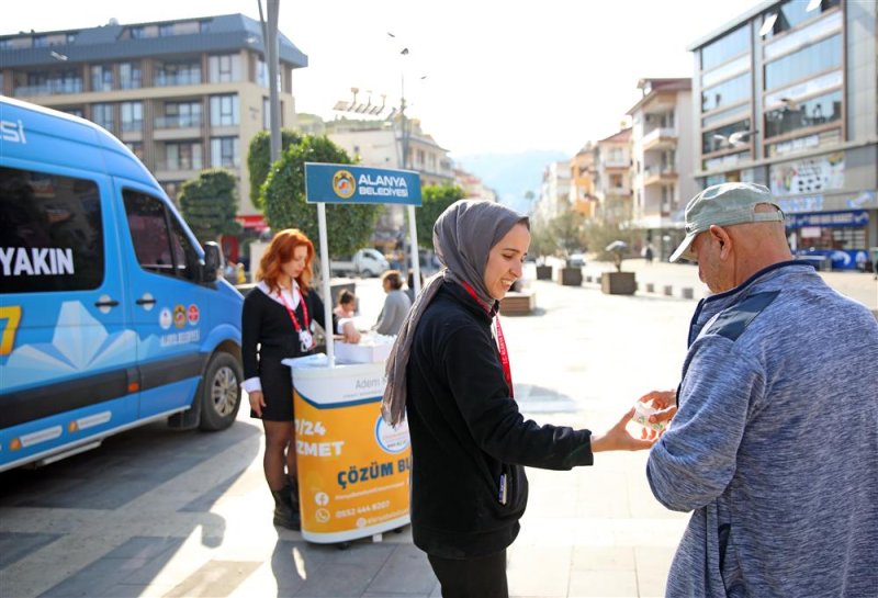 Alanya belediyesi pazar yeri ve camilerde vatandaşlara lokum dağıttı