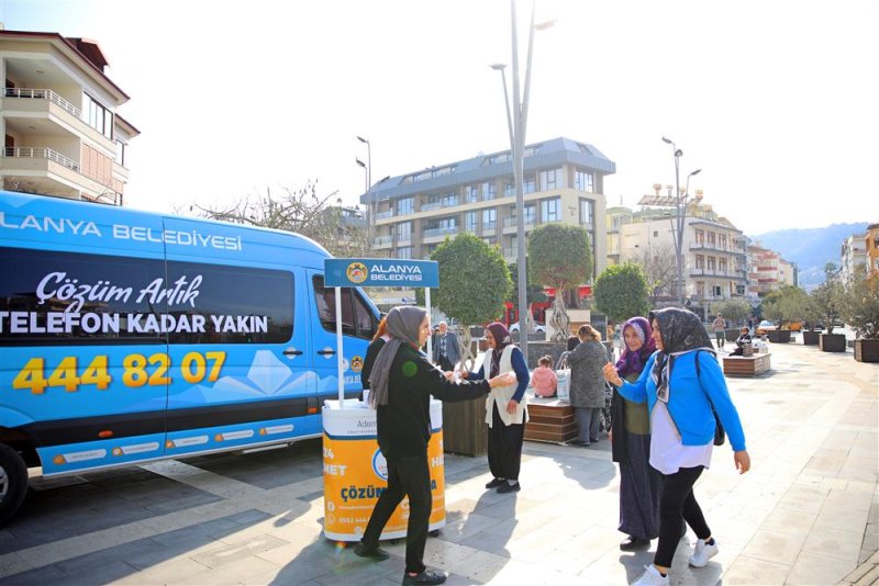 Alanya belediyesi pazar yeri ve camilerde vatandaşlara lokum dağıttı