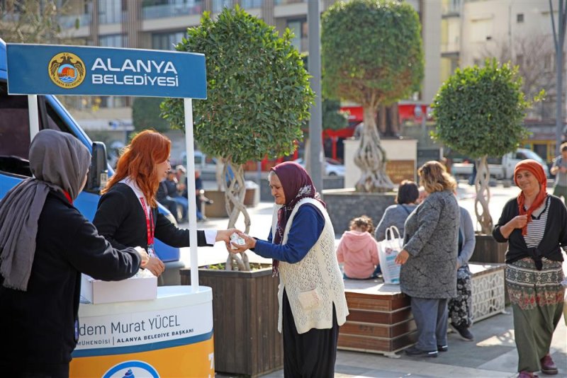 Alanya belediyesi pazar yeri ve camilerde vatandaşlara lokum dağıttı