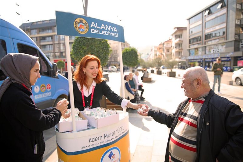 Alanya belediyesi pazar yeri ve camilerde vatandaşlara lokum dağıttı