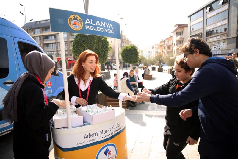 Alanya belediyesi pazar yeri ve camilerde vatandaşlara lokum dağıttı