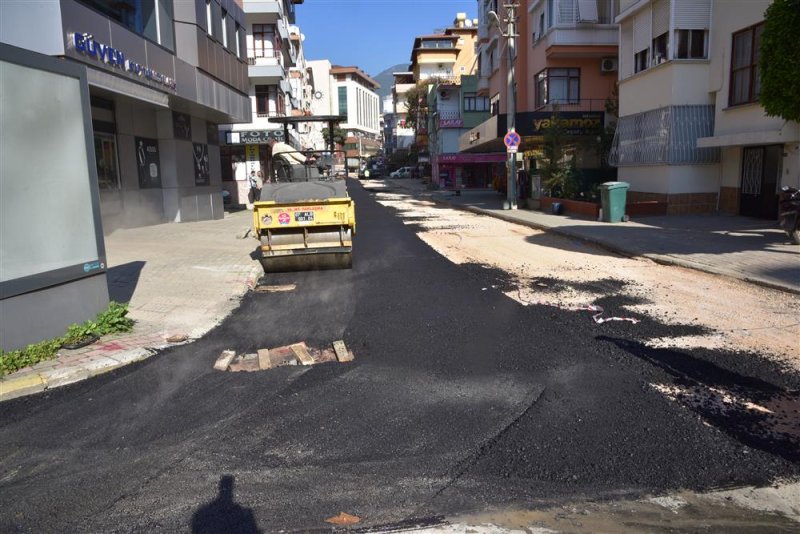 Asfalt yenileme çalışmaları lale sokak’ta devam ediyor