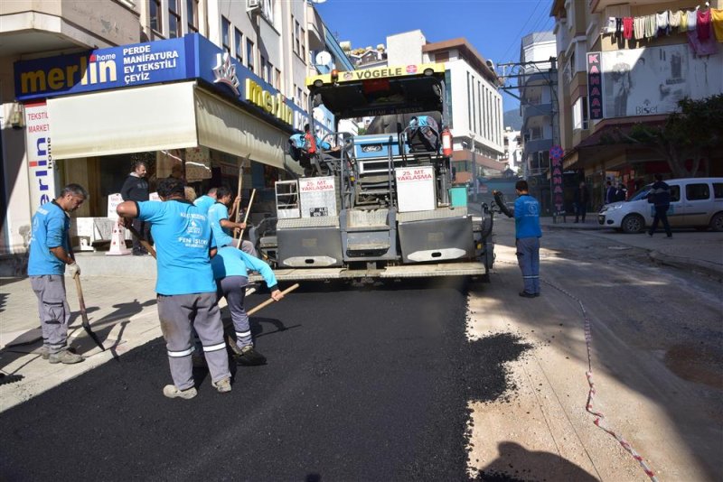 Asfalt yenileme çalışmaları lale sokak’ta devam ediyor