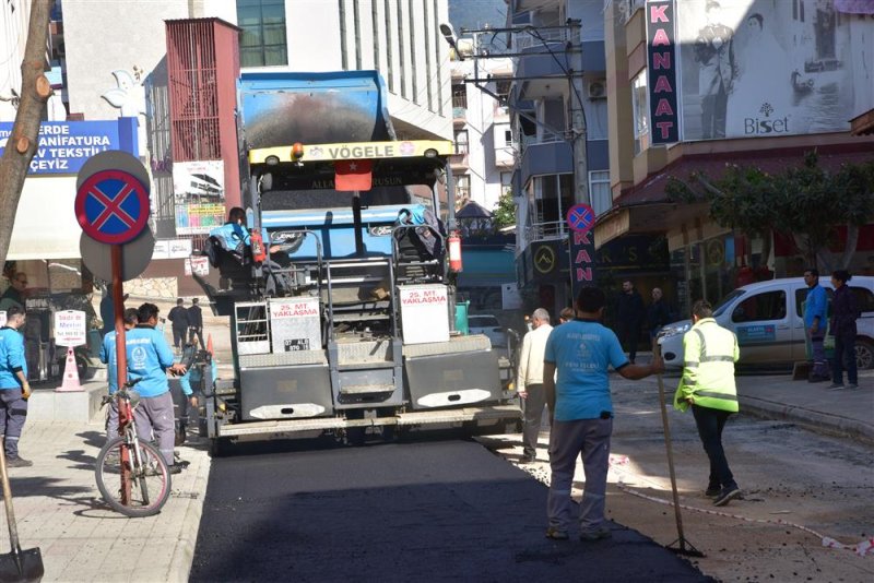 Asfalt yenileme çalışmaları lale sokak’ta devam ediyor