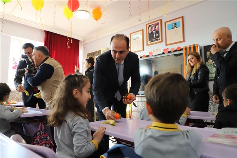 Başkan yardımcısı alaettinoğlu öğrencilerin karne heyecanına ortak oldu