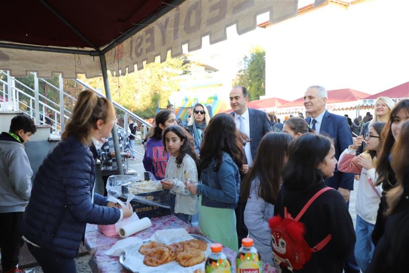 Başkan yardımcısı alaettinoğlu öğrencilerin karne heyecanına ortak oldu