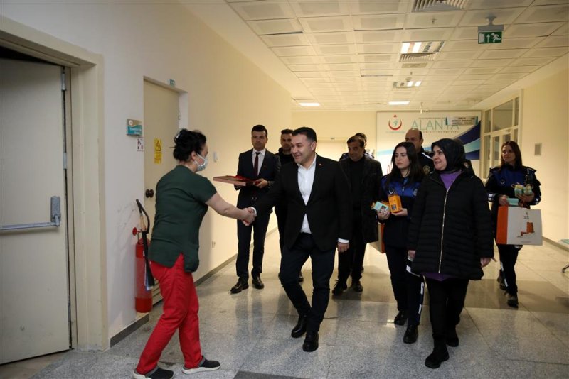 Başkan yücel hastaneler ve emniyet güçlerini ziyaret etti vatandaşların yeni yılını kutladı