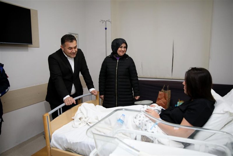 Başkan yücel hastaneler ve emniyet güçlerini ziyaret etti vatandaşların yeni yılını kutladı