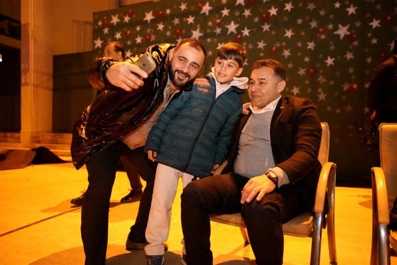Başkan yücel hastaneler ve emniyet güçlerini ziyaret etti vatandaşların yeni yılını kutladı