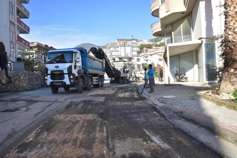 Başkan yücel, şehir merkezinde asfalt yenileme çalışmasının startını hacet mahallesi’nden verdi