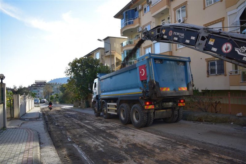 Başkan yücel, şehir merkezinde asfalt yenileme çalışmasının startını hacet mahallesi’nden verdi