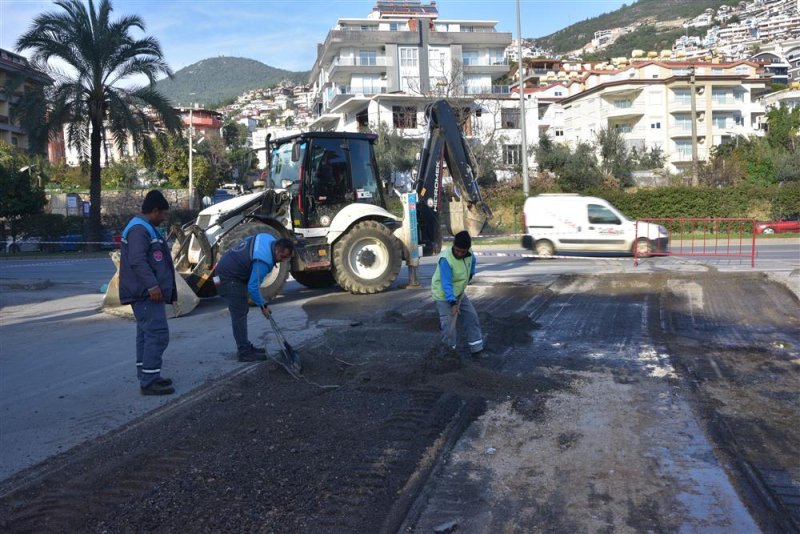 Başkan yücel, şehir merkezinde asfalt yenileme çalışmasının startını hacet mahallesi’nden verdi