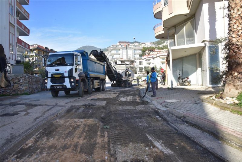 Başkan yücel, şehir merkezinde asfalt yenileme çalışmasının startını hacet mahallesi’nden verdi