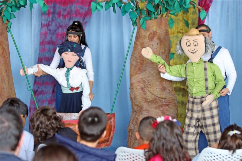 Alanya belediyesi depremzede çocuklara tiyatro ile moral oluyor