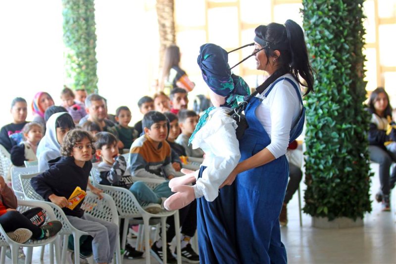 Alanya belediyesi depremzede çocuklara tiyatro ile moral oluyor