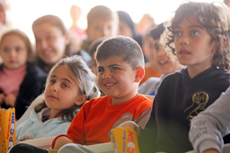 Alanya belediyesi depremzede çocuklara tiyatro ile moral oluyor