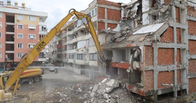 Alanya belediyesi kent genelindeki riskli binaları yıkıyor
