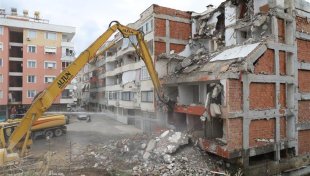 Alanya belediyesi kent genelindeki riskli binaları yıkıyor