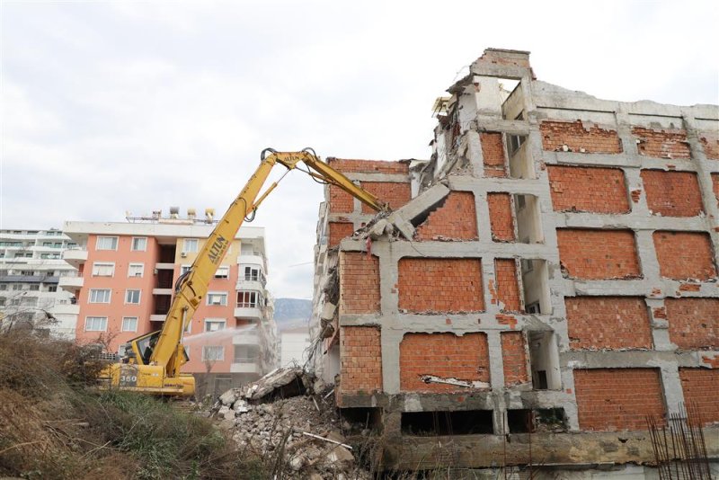 Alanya belediyesi kent genelindeki riskli binaları yıkıyor