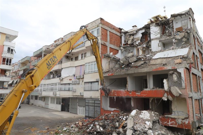 Alanya belediyesi kent genelindeki riskli binaları yıkıyor