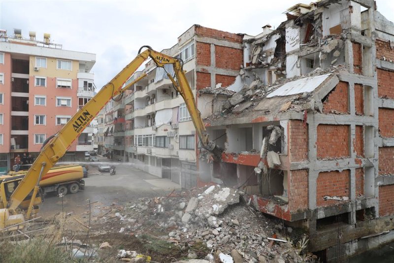 Alanya belediyesi kent genelindeki riskli binaları yıkıyor