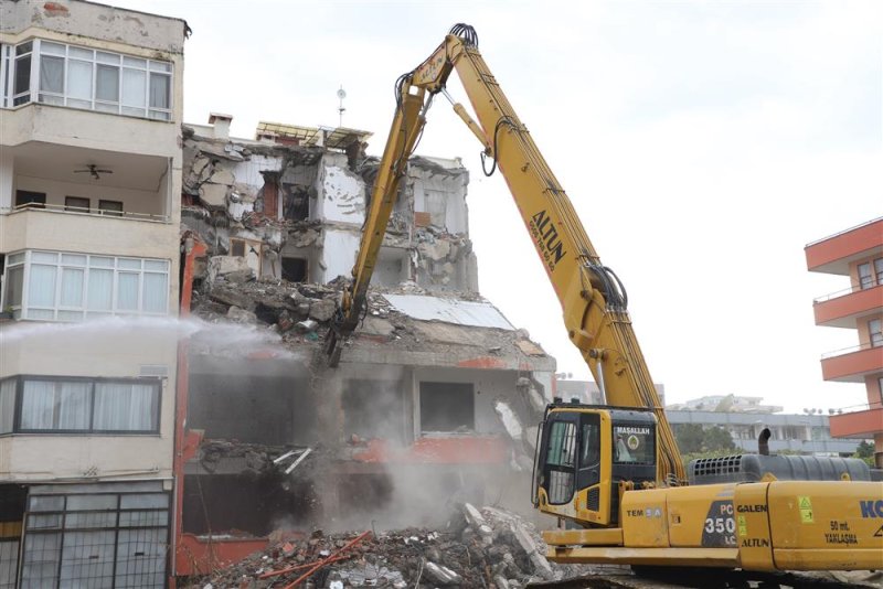 Alanya belediyesi kent genelindeki riskli binaları yıkıyor