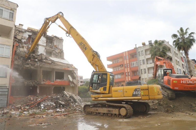 Alanya belediyesi kent genelindeki riskli binaları yıkıyor