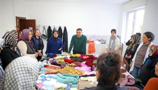 Alanya belediyesi kursiyerleri el emeğiyle hazırladığı kıyafetleri depremzedelere ulaştırılıyor