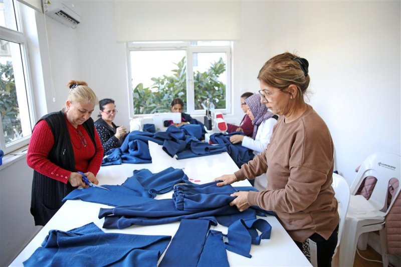 Alanya belediyesi kursiyerleri el emeğiyle hazırladığı kıyafetleri depremzedelere ulaştırılıyor