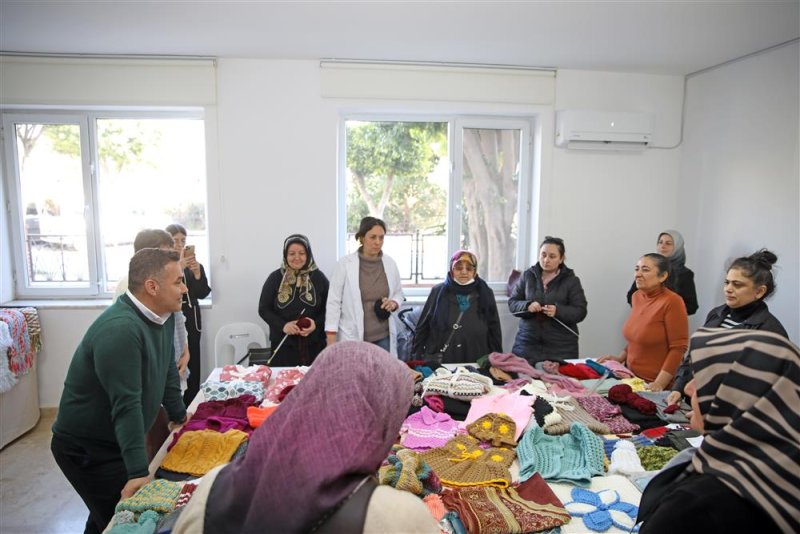 Alanya belediyesi kursiyerleri el emeğiyle hazırladığı kıyafetleri depremzedelere ulaştırılıyor