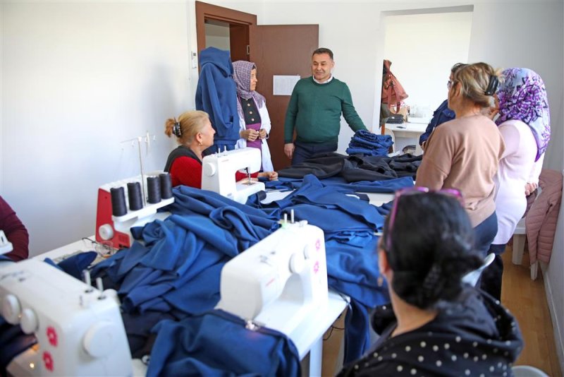 Alanya belediyesi kursiyerleri el emeğiyle hazırladığı kıyafetleri depremzedelere ulaştırılıyor